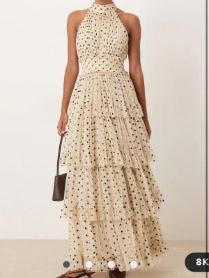 Prickig halterneckklänning från LACE&BEADS - Snygg halterneckklänning från LACE&BEADS, säljer därav att den var för stor och missade returdatum, så den är alltså endast testad 💕