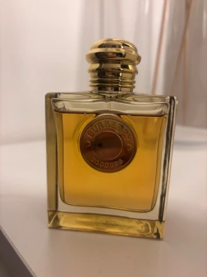 Burberry Goddess intense parfym 100ml - Säljer min Burrberry Goddess intense parfym i 100ml. Köptes i jul och endast använts några gånger. Säljer då den inte kommer till användning. 