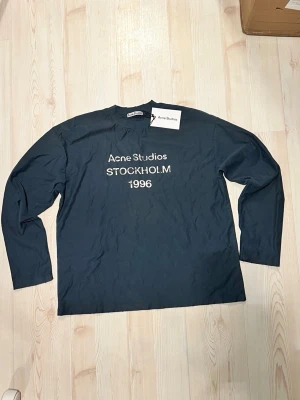 Blå långärmad tröja Acne Studios - Snygg blå långärmad tröja från Acne Studios med tryck 'Acne Studios STOCKHOLM 1996' på bröstet. Tröjan har rund halsringning och är i mjukt material, perfekt för en avslappnad stil. 0bs; lnte 0rglnal‼️