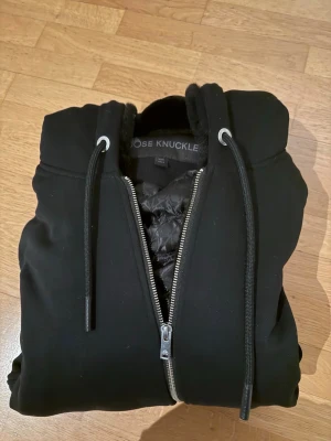 Moose Knuckles Från NK - Man kan både ha den som jacka med pälsen på även på de kallaste vinter dagarna(håller värmen väldigt bra) eller som en lite tjockare hoodie utan pälsen som är avtagbar. Köpt på Nk för 4600kr använd 10-15 gånger och kvitto finns.