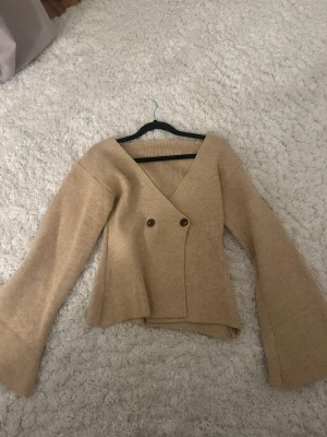 Kofta  - Så fin begie kofta, med stora ärmar och super mysig!!