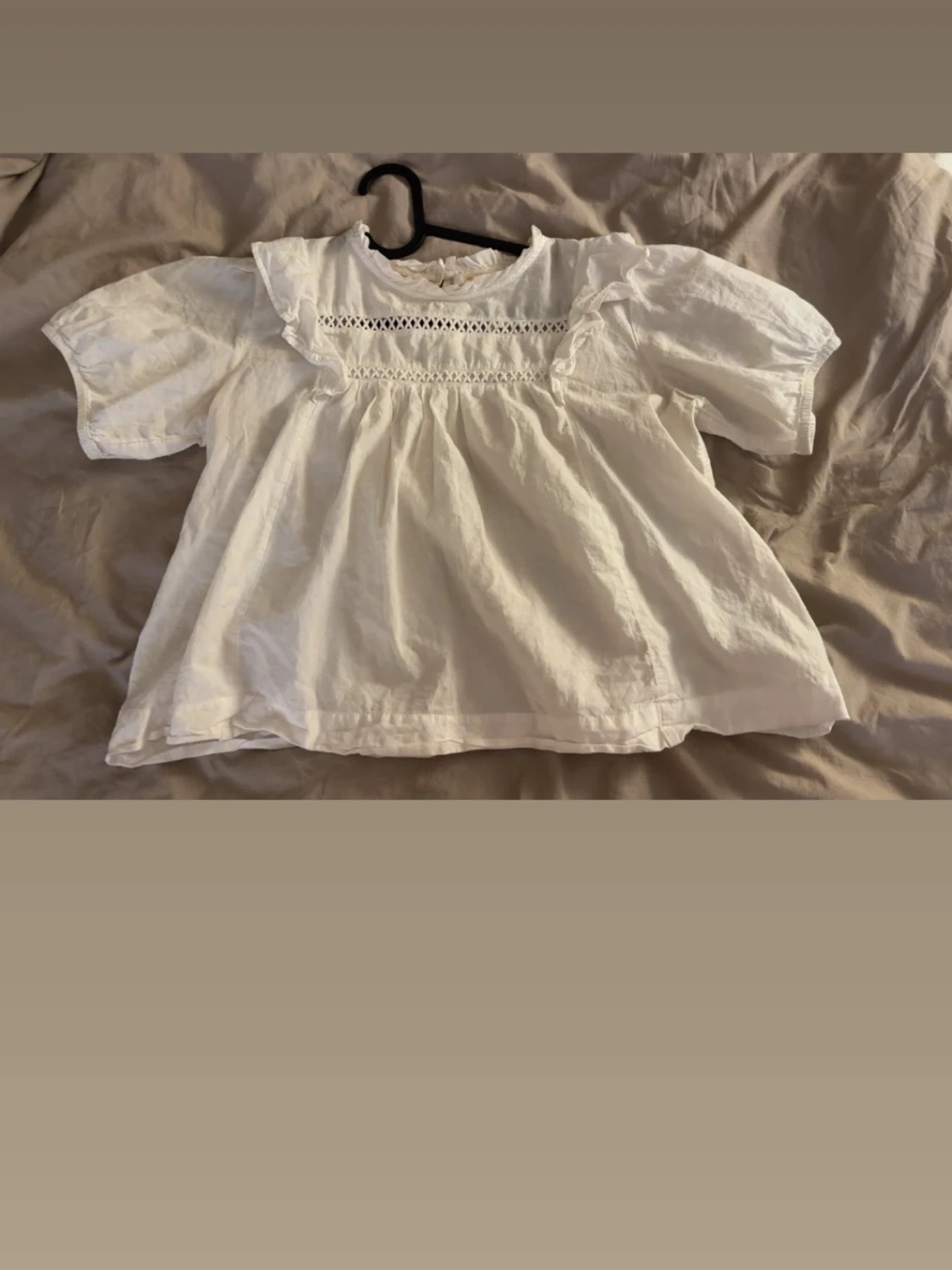 Vit blus med spetsdetaljer