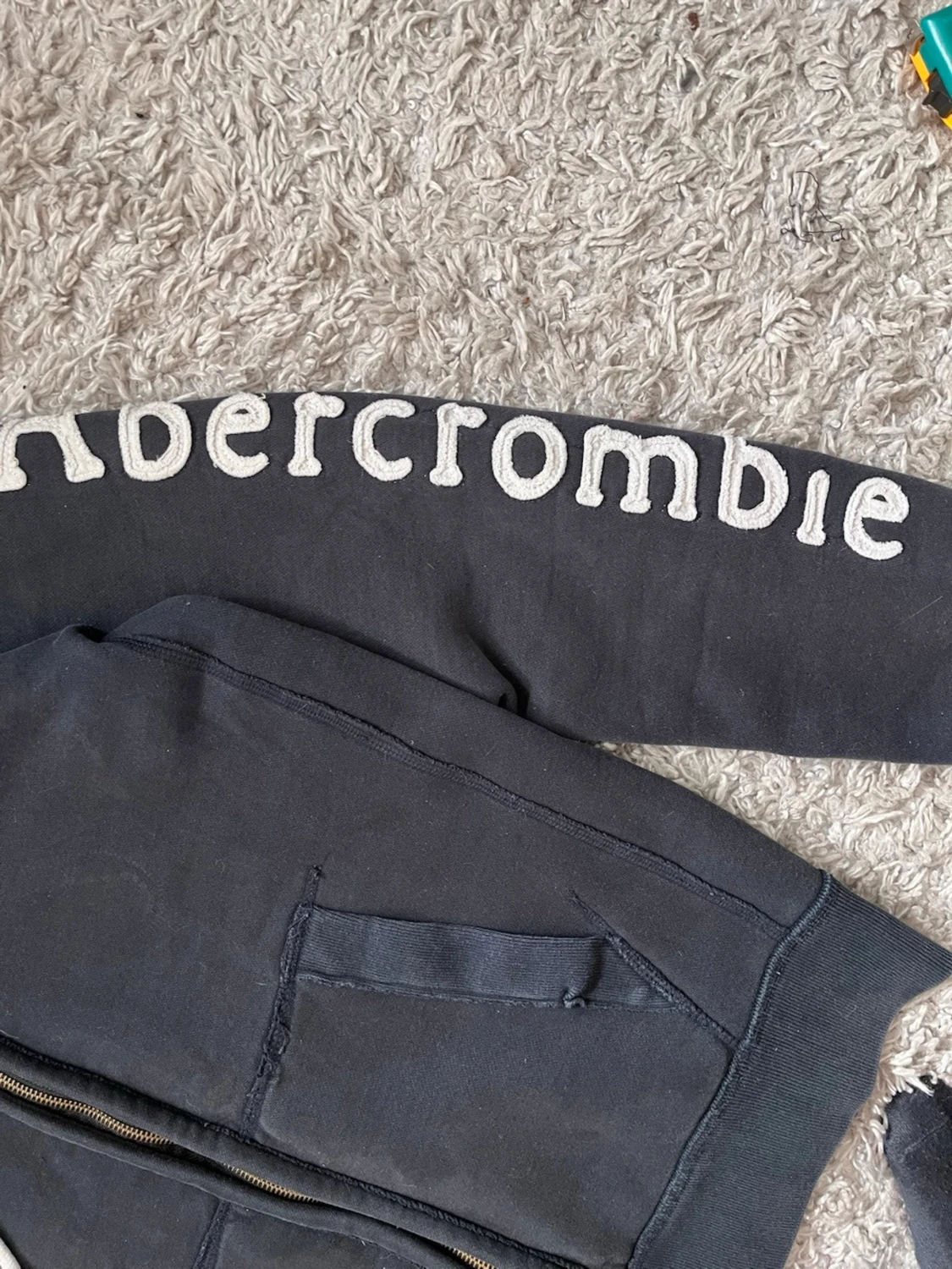 Svart hoodie från Abercrombie & Fitch - 4