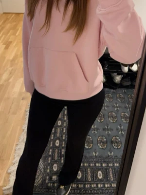 Ljusrosa hoodie med huva - Mysig ljusrosa hoodie