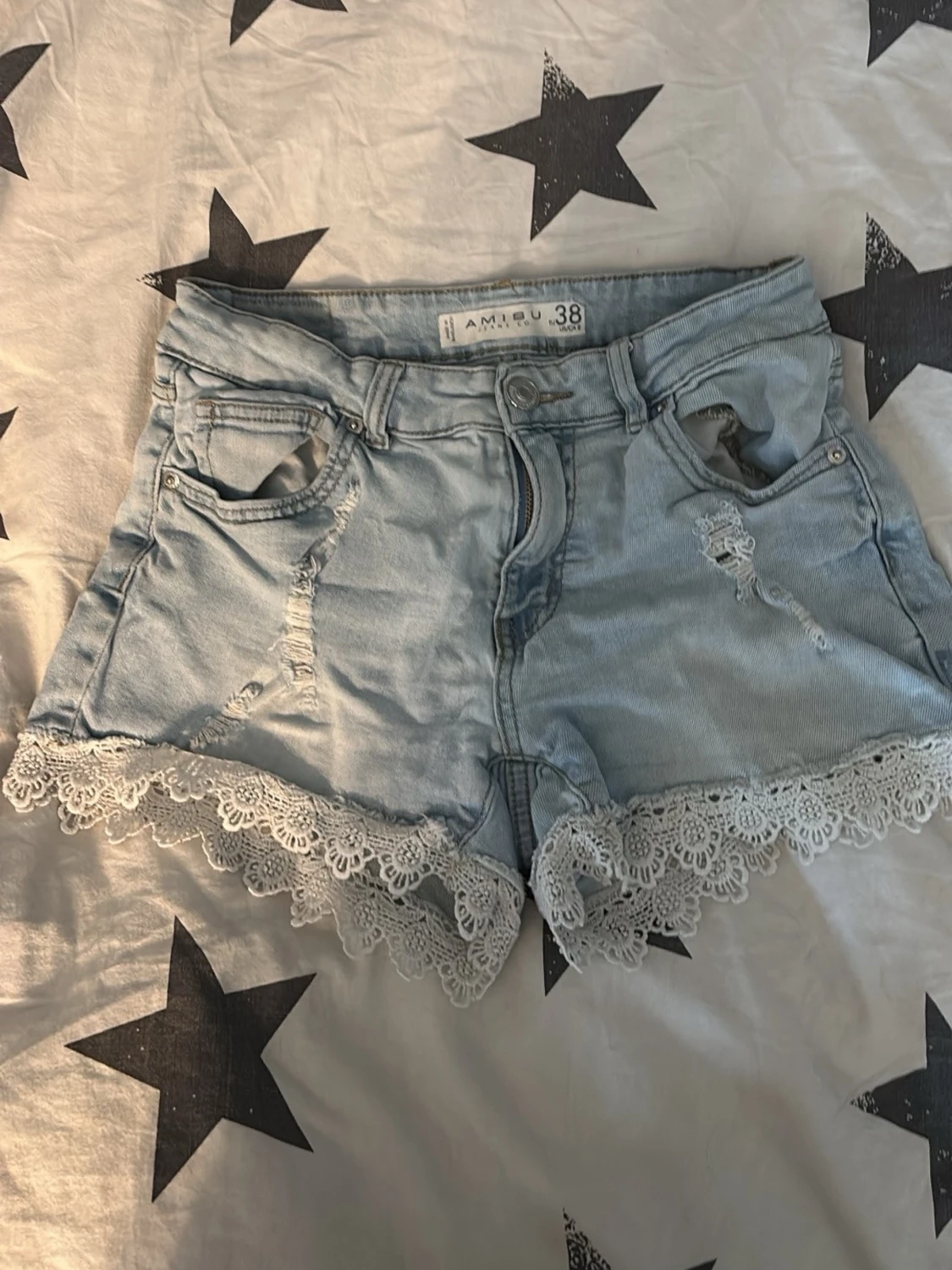 Ljusblå jeansshorts med spetskant