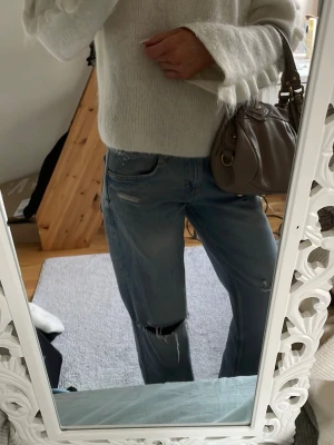 Zara jeans - Jättesnygga Zara jeans med hål i sig som är lite baggy. 