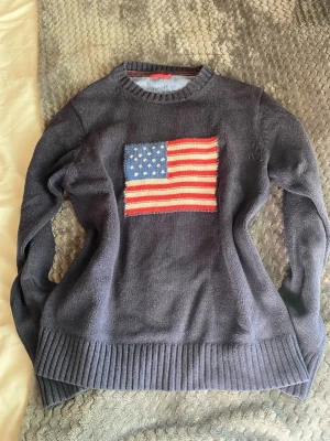 Blå usa tröja  - Säljer min jättesnygga tröja med ett tryck av usas flagga! 🥰🥰💗