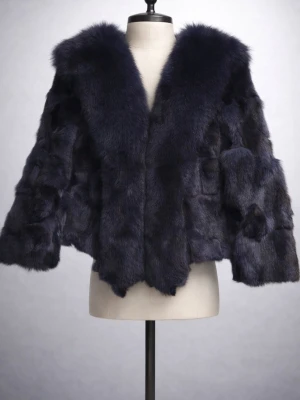 Äkta rävpälsjacka  - Äkta rävpälsjacka – grå/blå ton – oanvänd – stl S Säljer en exklusiv och helt oanvänd jacka i äkta rävpäls. Jackan har en elegant grå/blå nyans med vacker lyster och mycket mjuk, tät päls. En lyxig och tidlös modell som både värmer och sticker ut. Detaljer: • Äkta rävpäls • Färg: Grå/blå ton • Storlek: S • Skick: Oanvänd / nyskick