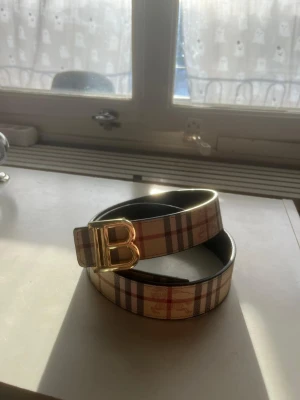 Bälte  - Jätte fin bälte som går att ha på sig med båda sidorna så man får två bälten i ett. Du får hem ett oöppnat bälte med en metallbit ifall du vill göra extra hål i bältet. Bältet är 105cm långt. 