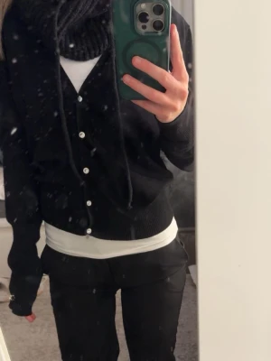 Svart kofta  - Snygg svart kofta som är v ringad och storlek M från ginatricot själv är jag XS-S då den passar mig  så skulle nog säga den är mer XS-S än M