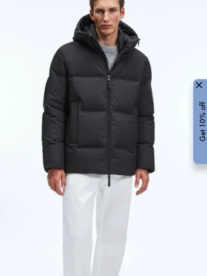 Ny svart pufferjacka - A Days March - L - Svart pufferjacka med huva och dragkedja framtill. Jackan är från A Days March & oanvänd i storlek L.