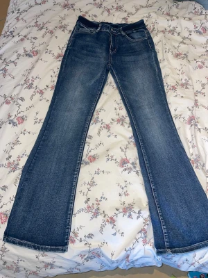 Blå bootcut jeans med fickor - Säljer ett par mörkblåa bootcut jeans med broderade bakfickor. Dom är för långa för mig som är 160 men borde inte vara nåt problem för dig som kan sy! Jag vet inte riktigt vilket märke det är eftersom jag fick dom av någon annan. Dom är också lite strechiga, så dom kan anpassas efter olika kroppsformer. Perfekta för dig som gillar en retro och avslappnad stil. Om du vill ha mått så är det bara att kontakta 💙