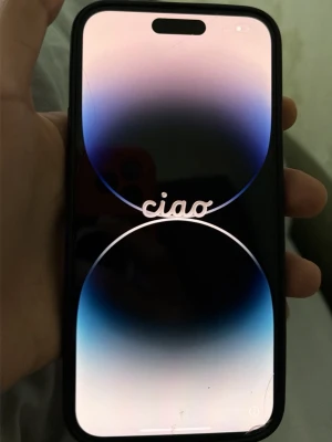 iPhone 14 Pro Max med Svart mobilskal med MMA-motiv - Säljer min inprincip oanvända iPhone 14 Pro Max med ett svart mobilskal med motiv av en MMA-fighter på baksidan. Skalet har en matt finish och är designat för att passa en mobil med tre kameror. Perfekt för dig som gillar sport och vill ha ett unikt skal.