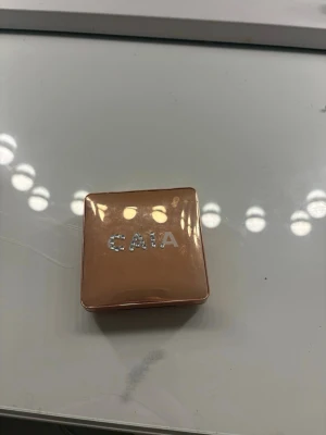 CAIA highlighter i guldig nyans - Säljer en highlighter från CAIA i en snygg, säljer efter som jag inte använt den. 