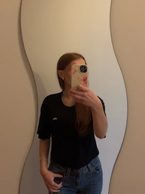 Svart t-shirt från från flia  - En svart t-shirt från fila  med enkel design och liten logotyp på bröstet. T-shirten har korta ärmar och en klassisk passform som funkar till jeans eller shorts. 