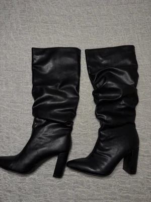 Svarta stövlar med klack  - Skitsnygga stövlar som sitter lösare på benet