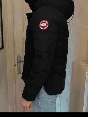 Canada Goose Macmillan Parka – Svart – Strl M - Säljer min Canada Goose Macmillan Parka i svart, storlek M. Inköpt hos Johnells (kvitto finns – nypris 13 699 kr).  Jackan är i mycket fint skick och sparsamt använd. Inga hål, fläckar eller konstigheter. Perfekt modell för dig som vill ha en stilren och lite smalare passform jämfört med de större Canada Goose-modellerna. Väldigt varm trots sin smidiga design – klarar svenska vintrar utan problem.  • Äkta (kvitto finns) • Storlek M • Färg: Svart • Nypris: 13 699 kr • Säljes för: 6 000 kr • 5 500