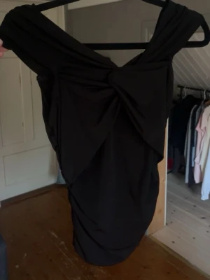 Off shoulder topp - Fin svart topp från bikbok och använd ett fåtal gånger bara, inga defekter eller liknande. Den är i storlek S men passar mer som XS. Skriv för frågor💕