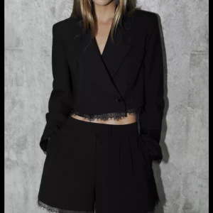 Svart kort kavaj med spetsdetalj - Slutsåld cropped kavaj med spets detalj från Zara. Ny med prislapp storlek XS