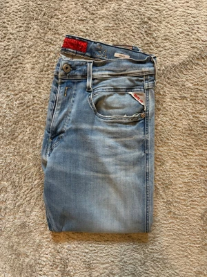 Replay Anbass Jeans - Replay anbass jeans, storlek W34 L32. Begagnade men i jättebra skick – inga fläckar, revor eller blekta delar. Använda ca 5-10 gånger. Midjemått 72 cm, innerbenslängd 80 cm, byxlängd 106cm. Super passform! Autentiska med kvitto från butik. Fri frakt inom Sverige. Perfekta jeans med snygga slitningar på fickorna. #Replay #Jeans #SecondHand #Anbass #Begagnat #FriFrakt