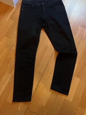 Tiger of Sweden Jeans - Säljer nu ett par riktigt snygga, svarta jeans från tiger of sweden🤩 Storlek W31/L32. Skick: 9/10, sparsamt använda o inga defekter. Priset är inte fast. Fraktar så fort jag kan, hör mer än gärna av er vid mer frågor 😁 MVH