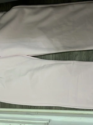 Ljusrosa raka mjukis - Säljer ett par oanvända ljusrosa mjukis med rak passform. Jeans har en enkel och stilren design utan synliga detaljer eller slitningar. Perfekta för dig som vill ha en soft och clean look.