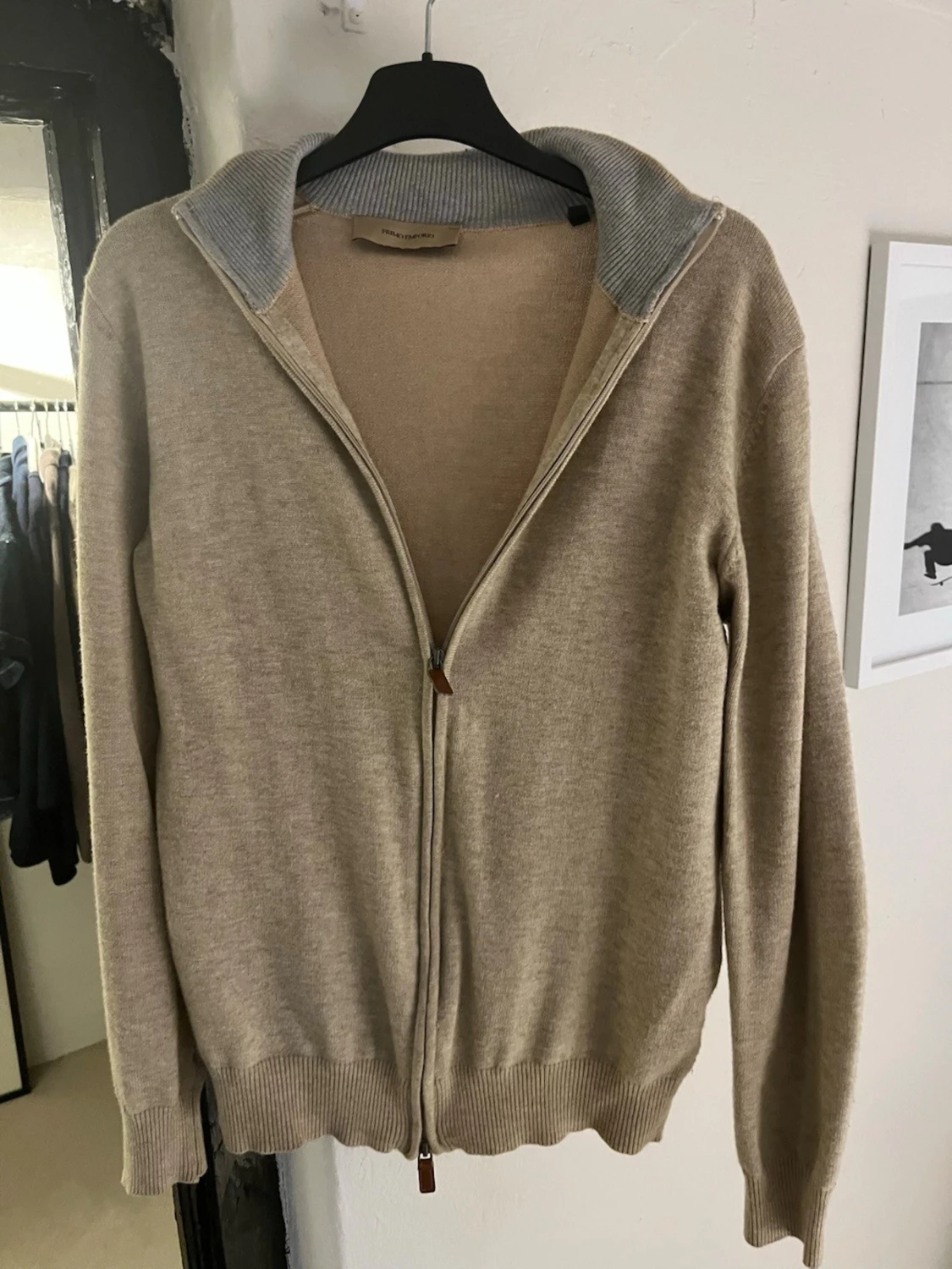 Beige ziptröja med ribbad krage