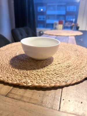 Vit rund skål i porslin - En enkel och stilren vit skål i porslin. Perfekt för frukost, snacks eller dessert. Skålen har en rund form och slät yta som gör den lätt att matcha med annan servis. Från Åhléns i serien Merci