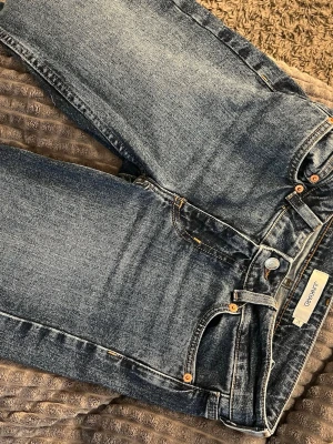 Junkyard jeans mörkblå - Detta är ett par jätte fina bootcut jeans från Junkyard i storlek xs/32. Nästan aldrig använda så i ett väldigt bra skick! Skriv för mer frågor💕💕