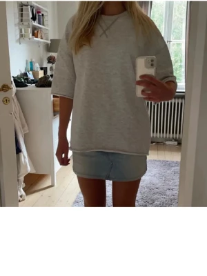 Zara oversized T-shirt!! - Säljer denna supersnygga tröjan från Zara då den ej har kommit till användning ❣️säljer även en likadan i svart!!