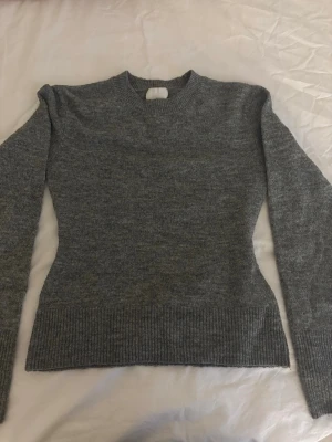 Grå stickad tröja - Tajt grå stickat tröja, aldrig använd 💕Pris går att diskuteras
