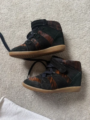 Isabel marant sneakers  - Isabel marant sneakers med klack. I brunt zebra mönster. Jätte coola och unika. Bara använt en gång 