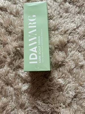 Ida Warg Cure Scalp Serum 100 ml - Ida Warg Cure Scalp Serum är ett veganskt hårserum , speciellt framtaget för att återställa och vårda hårbotten. Innehåller aloe vera 