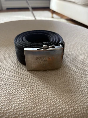 Prada bälte svart  - Vintage Prada bälte .