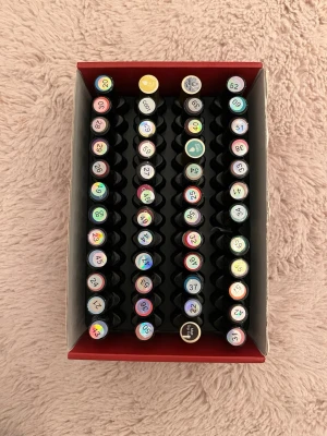 Rosalind gelnagellack set 48 färger - Knappt använda, endast målade på visningsnaglar. Stort set med 48 olika färger gelnagellack från Rosalind. Färgerna varierar från pastell, neon, glitter till klassiska nyanser. Flaskorna är svarta med tydlig märkning på locket. Perfekt för dig som vill ha många valmöjligheter till naglarna. UV/LED-anpassat gelmaterial. Köpt för 799kr.