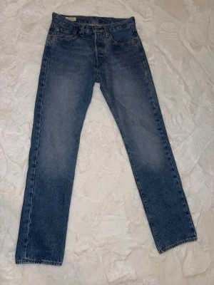Levi’s 501 Jeans  - Lev’/ 501 Jeans i storlek W28 L32, som nya använts 2 gånger max. Hör av er vid intresse!