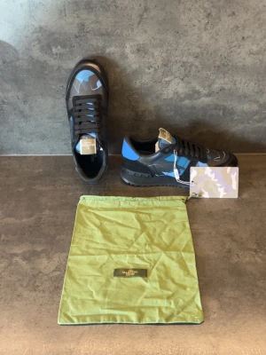 Valentino Rockrunners - Sprillans nya mörkblå Valentino Rockrunners!🙌 Perfekta nu till våren! Mer frågor privat💯