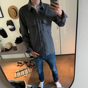 J.lindeberg overshirt 🍾 - Hej, säljer denna riktigt feta j.lindeberg overshirten | stolek M, modellen på bilden är 180 cm | skick 9,5/10 |  släng iväg ett dm för frågor! 🍾🙌