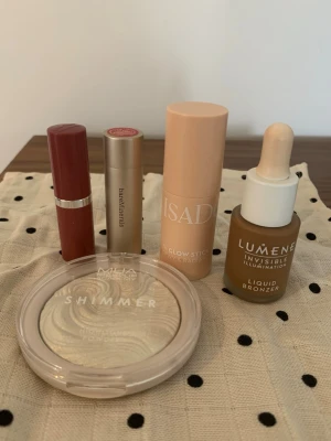 Sminkset med fem produkter bla Lumene bronzer - Säljer ett sminkset med fem produkter: Lumene invisible illumination liquid bronzer shade summer glow, Isadora glow stick shade 24 sparkling beige, Mua makeup Shimmer highlight powder shade Iridescent gold, Bare Minerals Hydra Smoothing lip stick shade Confidence, Clinique läppstift shade 14 Plum Pop. Mua och Clinique är endast testade, övriga är sparsamt använda.
