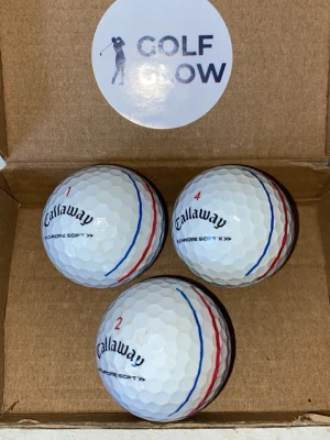 Callaway Chromesoft triple track 3-pack  - Tre vita Callaway Chrome Soft golfbollar med röda och blå linjer. Perfekta för dig som vill ha bra känsla och kontroll på golfbanan. Numrerade 1, 2 och 4. Levereras i en enkel kartong med Golf Glow-klistermärke.