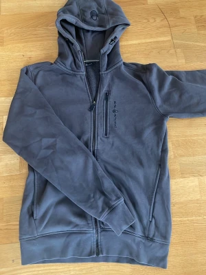 Sail racing hoodie - En riktigt snygg sail racing hoodie i storlek S. Väldigt skönt material på insidan