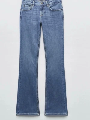 Blå bootcut jeans från Zara - Säljer ett par klassiska blå bootcut jeans från Zara med fem fickor och låg midja. Jeansen har en snygg tvättad look och är tillverkade i mjukt denimtyg med lite stretch för extra komfort. Perfekta till sneakers eller boots!