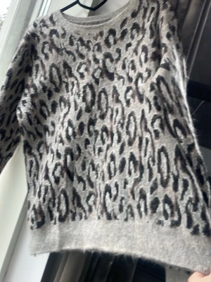 Leopardmönstrad stickad tröja - Intressekol, kollar ifall ni är intresserade av denna tröjan, den är helt ny fast köpt från Sellpy, aldrig använt den, skriv privat för fler bilder och pris💗