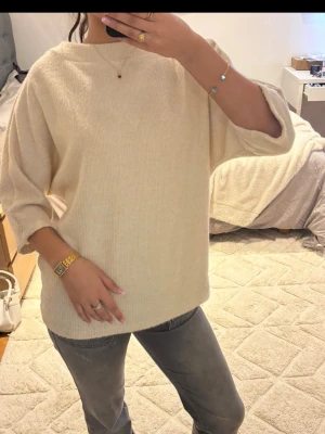 Beige oversized tröja med trekvartsärm - Säljer en beige oversized tröja med trekvartsärmar och rund hals. 