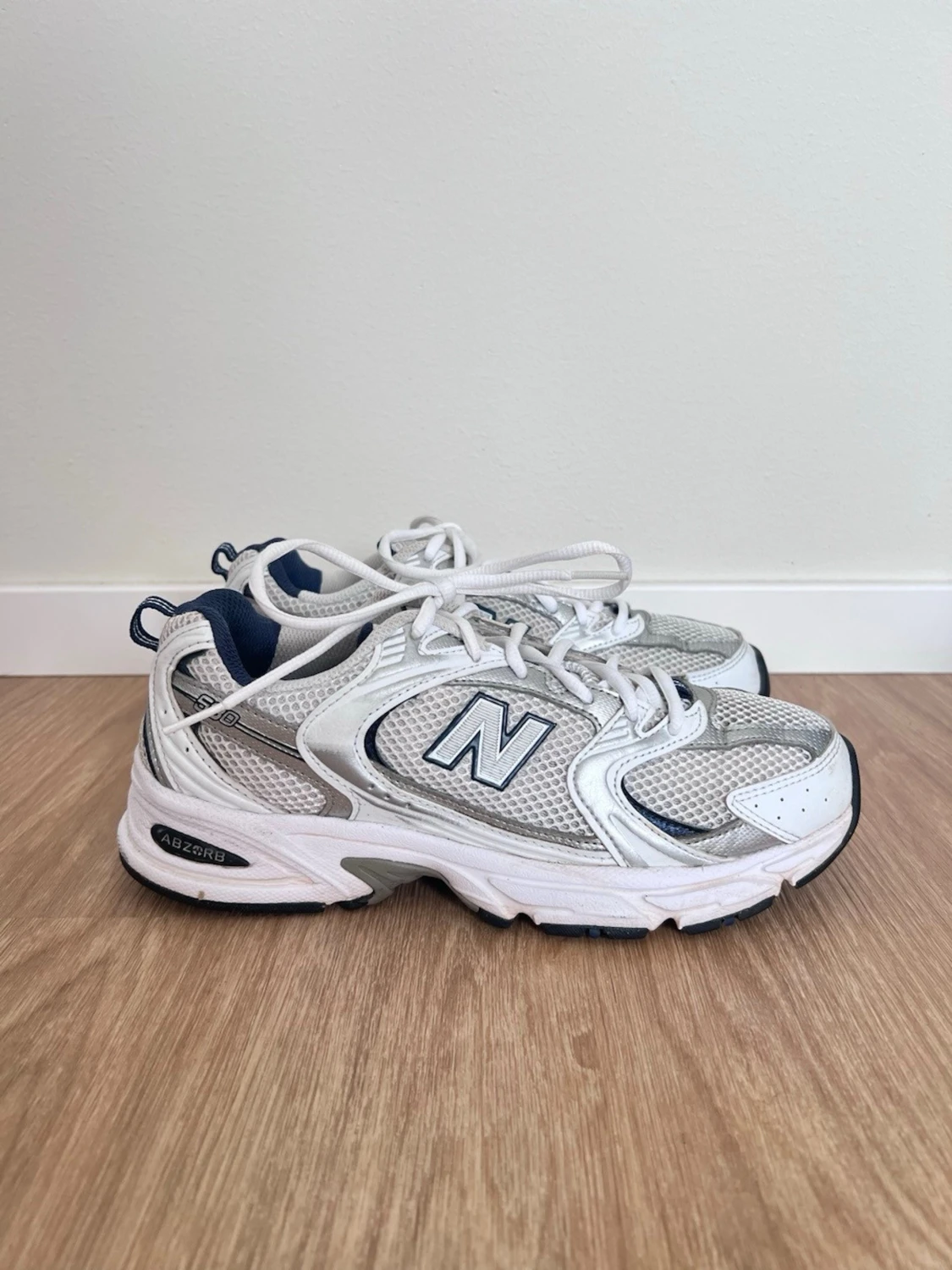 New Balance 530 y2k trendiga sneakers vit/marinblå – 39,5