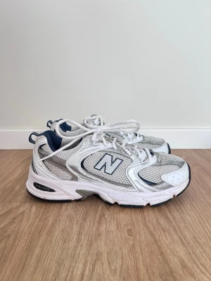 New Balance 530 y2k trendiga sneakers vit/marinblå – 39,5 - Säljer pga lite små för mig. Använda ca 4 månader (resa i Australien), i fint skick. • Tvättade och uppfräschade • Skosnören maskintvättade • Inga större skador • Originalkartong ingår • Nypris: 1 449 kr • Pris: 799 kr ) • Uppskattar storleken till en 38.5 istället för en 39.5 • Perfekta nu till våren 🌸 • Fler bilder finns! • Släpper dem gärna till rätt köpare - först till kvarn gäller.  #newbalance530 #nb530 #newbalance #vårmode #springfits #y2kstyle #retrosneakers #chunkysneakers #scandistyle 