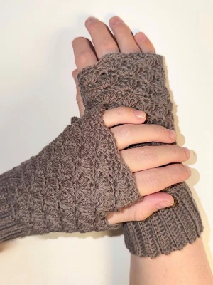 Handvirkade torgvantar - Söta och värmande handledsvärmare virkade i ett mjukt, tjockare bomullsgarn. Fin gråbrun färg som passar till allt.  Storlek: XS/S (nätt passform). Material: Varmt bomullsgarn – perfekt för dig som vill undvika ull som kliar!