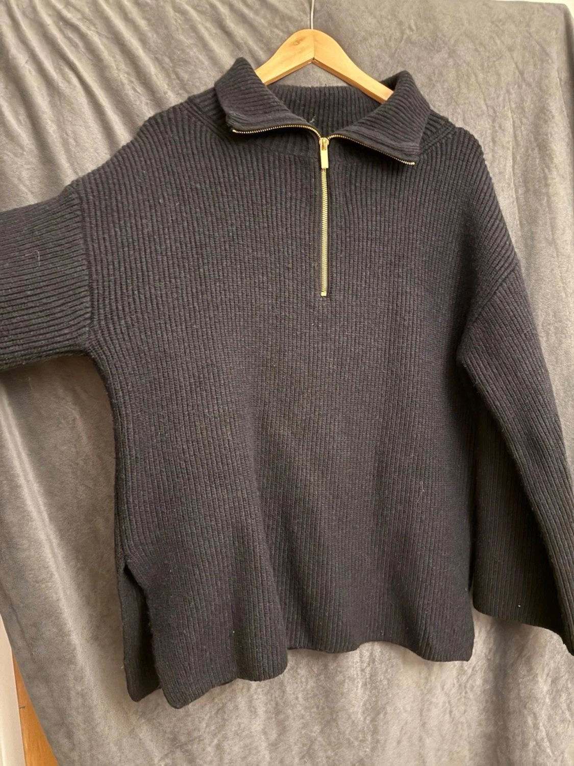 Marinblå stickad tröja med dragkedja