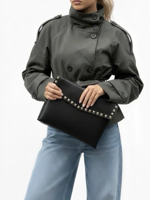 Datorfodral med silver nitar i läderimitation  - Stilrent datorfodral tillverkat av veganskt läder i vattentätt material. Fodralet stängs med knapp. Fodralet skyddar din dator effektivt samtidigt som det ger din outfit en extra touch. ⚜️ Storlek: 34 × 25 cm –  Innifrån 33 x 24 📦  