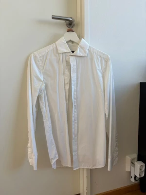 Riley skjorta storlek S - Snygg Riley skjorta i storlek S! Köpt på Brothers och använd endast en gång💕 Tyvärr en svag fläck på armen - skjortan är tvättad en gång men har inte testat med fläckborttagning🙂  Säljer en kostym från Riley också (kolla min profil) som köptes tillsammans med skjortan 😊